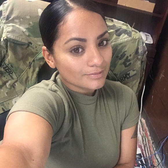 Meet your Posher, Cindy - Picture 2 of 2